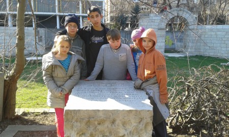 Emléktábla az idősek otthona előtt